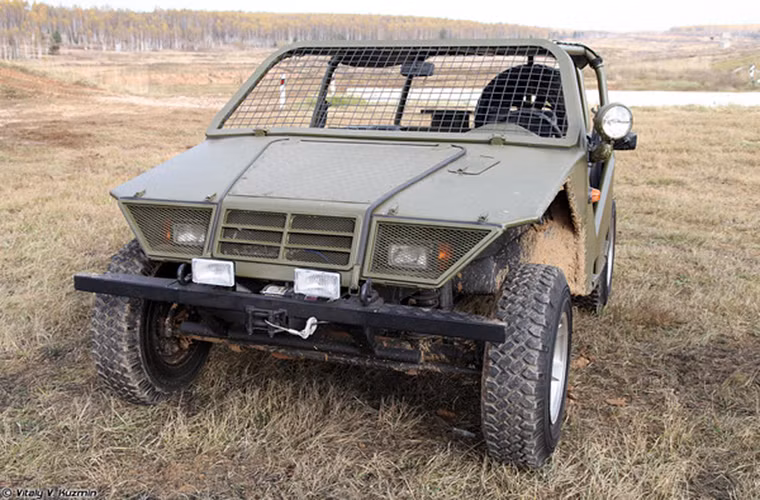 Trong ảnh là dòng xe chiến thuật vượt địa hình Okhotnik vốn được thiết kế dành cho các đơn vị đặc nhiệm Nga hoạt động tại các khu vực có địa hình phức tạp