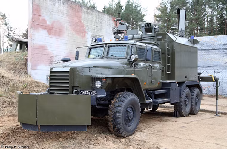 Trong ảnh là một dòng xe đặc chủng chống bạo động khác của Bộ Nội vụ Nga có tên Tornado được đặt trên khung gầm xe tải Ural-4320. Tuy nhiên toàn bộ phần thân của nó đã được bọc thép và phía trên mũi xe được lắp thêm lưỡi ủi nhằm loại bỏ vật cản.