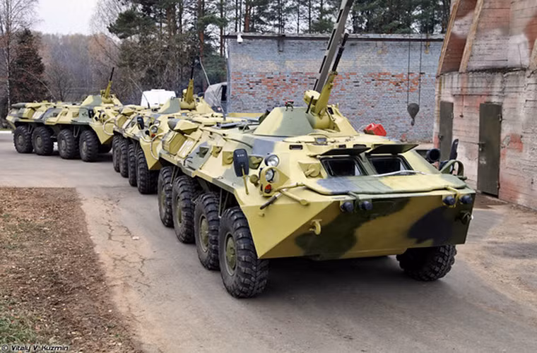 Một trong những trang bị vũ khí đặc biệt Bộ Nội vụ Nga - xe bọc thép chở quân BTR-80 vốn là một trong những dòng xe bọc thép chở quân chủ lực của Quân đội Nga hiện nay.