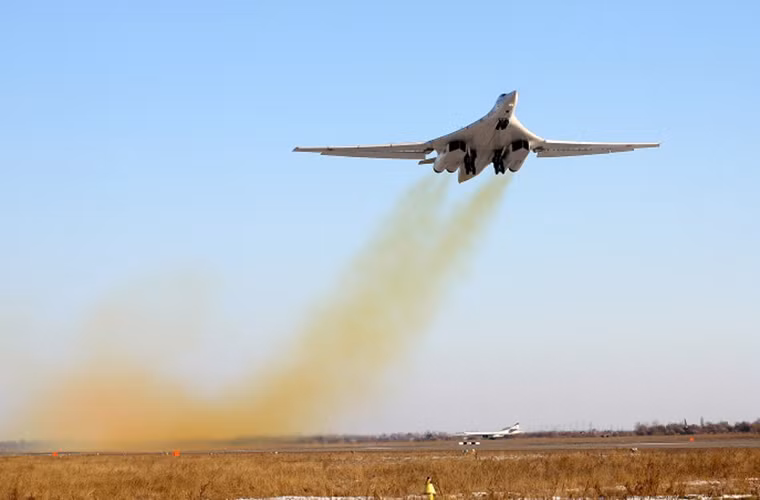 Cuối thời kỳ Liên Xô, dù gặp không ít khó khăn nhưng Cục thiết kế Tupolev vẫn phát triển thành công dòng máy bay ném bom chiến lược siêu thanh Tupolev Tu-160. Cho tới thời điểm hiện tại, so với B-2 Spirit giá 2 tỷ USD của Mỹ thì Tu-160 vẫn vượt trội về vũ khí, tốc độ bay.