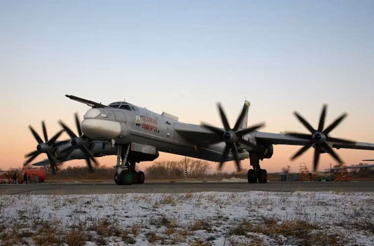 Tupolev Tu-95 được xem là biểu tượng của thời kỳ Chiến tranh Lạnh. Nó được sử dụng cho nhiều mục đích khác nhau bao gồm cả giám sát đường biển. Đây cũng là dòng máy bay ném bom cánh quạt bay nhanh nhất thế giới từng được chế tạo.