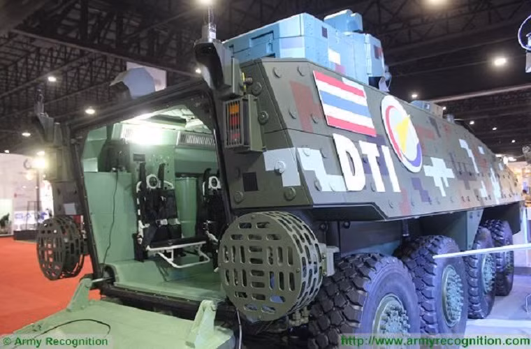 Xe bọc thép chở quân (APC) Black Widow Spider là một trong sản phẩm quốc phòng tiêu biểu của DTI tại triển lãm lần này, nó có thể chở theo tối đa 12 binh sĩ cùng kíp chiến đấu. Bên cạnh đó mẫu APC này còn được trang bị một tháp pháo tự động 30mm, súng máy đồng trục 7,62mm cùng hệ thống giáp bảo vệ tích hợp.