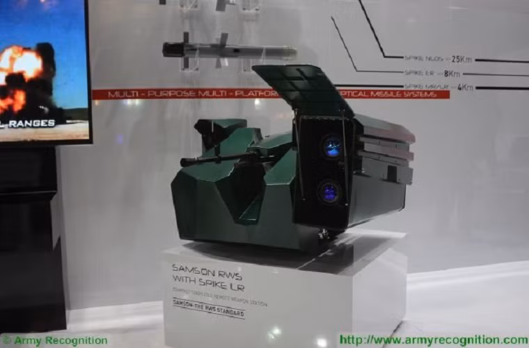 Trong ảnh là một tổ hợp chiến đấu tự động điều khiển từ xa với hệ thống vũ khí chính là một súng máy 7.62mm và hai tên lửa chống tăng Spike-LR do hãng Rafael của Israel phát triển.