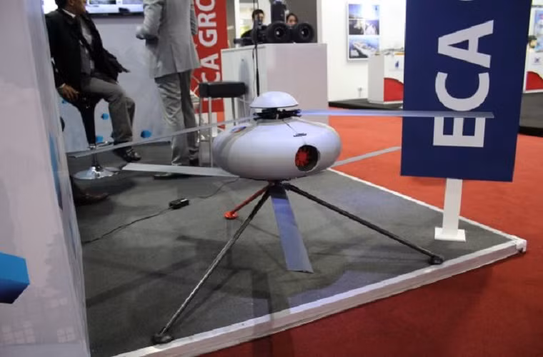 Trong ảnh là mẫu UAV cỡ nhỏ có tên IT180-EL-I do tập đoàn công nghệ ECA của Pháp phát triển với thiết kế cánh quạt nâng đồng trục khá độc đáo.