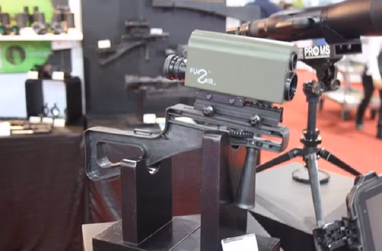 Trong ảnh là thiết bị ngắm quang ảnh nhiệt có tên FUZIR-V của hãng Pyser-SGI, nó được thiết kế để có thể tích hợp trên mọi loại súng bộ binh và có thể hoạt động cả ban ngày lẫn ban đêm.