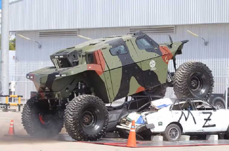 Hình ảnh mẫu xe bọc thép vượt địa hình Combat Guard IMI 4x4 trình diễn bên ngoài khu trưng bày ngoài trời tại triển lãm an ninh quốc phòng Châu á 2015.