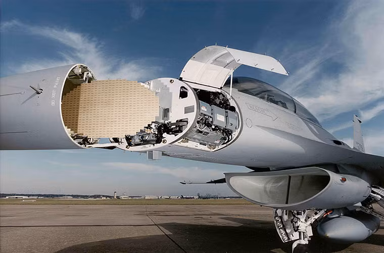 Trái tim của F-16C/D là hệ thống radar tầm xa AN/APG-68 có phạm vi hoạt động lên tới 296km, có thể hoạt động ở nhiều chế độ khác nhau với khả năng theo dõi 10 mục tiêu cùng một lúc.