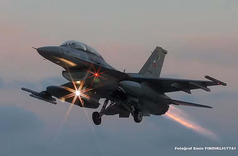 F-16C/D được trang bị một động cơ phản lực F110-GE-100 có công suất 28.600 lbf, nó có thể đạt tới vận tốc gấp 2 lần vận tốc âm thanh với trọng lượng cất cánh tối đa lên tới hơn 19 tấn.