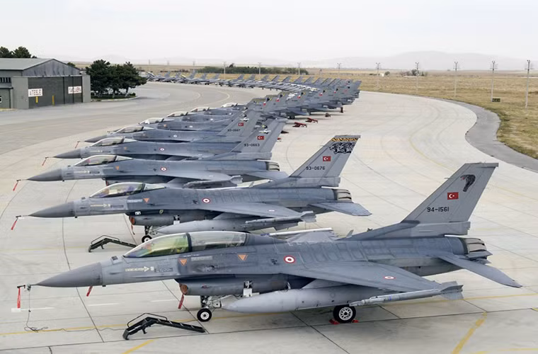 Tiêm kích đa năng F-16 được hãng General Dynamics phát triển dành cho Không quân Mỹ và được đưa vào trang bị từ năm 1980. F-16 được thiết kế để có thể thực hiện mọi nhiệm vụ trên không từ không chiến, tấn công mặt đất cho đến chống hạm.