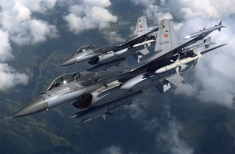 Phạm vi hoạt động hiệu quả khi không chiến của F-16C/D là 550km với trần bay tối đa là hơn 15.000m. Trong ảnh là hai chiếc F-16 với tên lửa chống radar AGM-88 HARM của Không quân Thổ Nhĩ Kỳ.