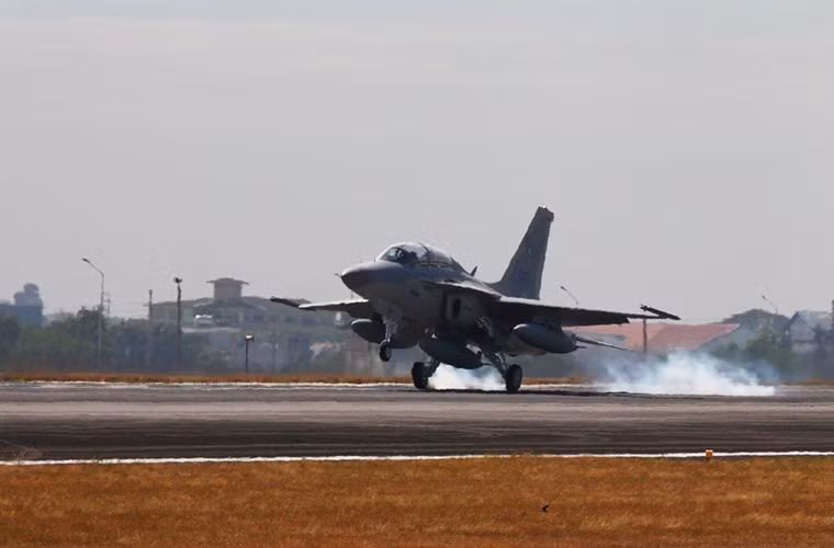 FA-50PH được trang bị hệ thống vũ khí khá đa dạng gồm một pháo tự động General Dynamics A-50 20mm, với 7 giá treo vũ khí dưới thân và có khả năng mang theo tối đa hơn 3.7 tấn vũ khí gồm tên lửa không đối không, không đối đất và không thể thiếu các loại bom thông thường và bom dẫn đường thông minh.