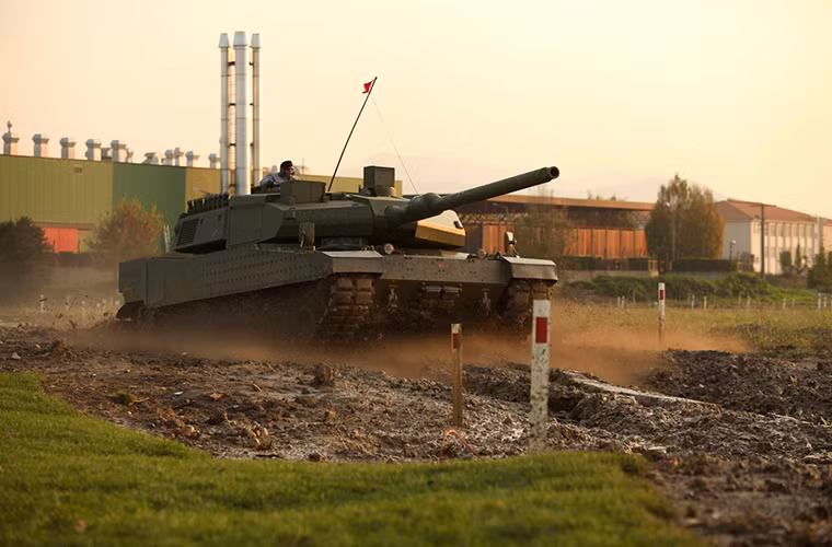 Xe tăng chiến đấu chủ lực Altay của Thổ Nhĩ Kỳ có trọng lượng khá lớn lên tới 65 tấn với kíp chiến đấu gồm 4 binh sĩ với 1 chỉ huy, lái xa, xạ thủ và nạp đạn. Dù được phát triển trong giai đoạn gần đây nhưng việc không được trang bị hệ thống nạp đạn tự động là một thiếu xót lớn của Altay so với các dòng xe tăng chiến đấu chủ lực khác trên thế giới.