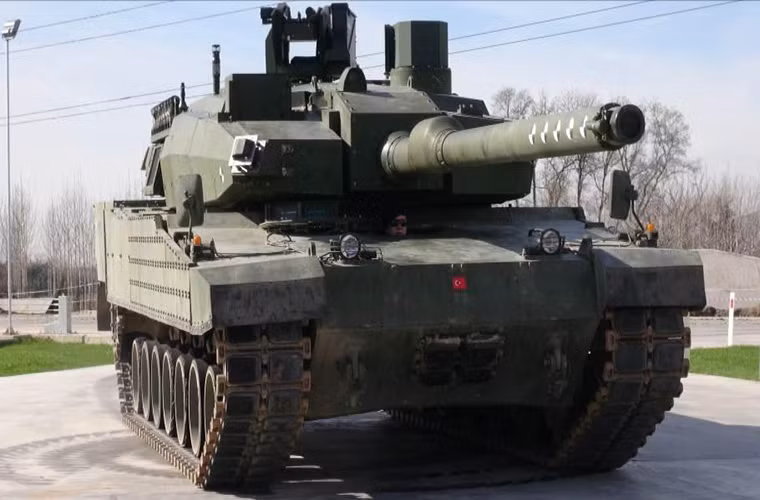 Trong khi đó của nguyên mẫu Altay thứ hai được trang bị hệ thống động cơ đa nhiên liệu MTU Friedrichshafen của Đức phát triển với công suất tối đa là 1.500 mã lực. Với tốc độ di chuyển tối đa là 70km/h và phạm vi hoạt động là 500km.