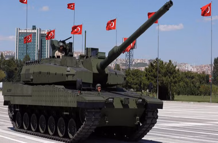 Hệ thống vũ khí chính của Altay là một pháo nòng trơn MKEK 120mm kết hợp với hệ thống điều khiển hỏa lực và cân bằng Aselsan STAMP/II. Bên cạnh đó Altay còn được trang bị thêm một hệ thống vũ khí điều khiển từ xa 12.7mm và hệ thống ống phóng lựu đạn khói ngụy trang.