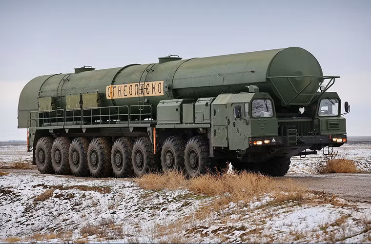 Giống như các phiên bản tổ hợp tên lửa đạn đạo chiến lược RT-2PM Topol, biến thể MAZ-7917 sử dụng trong mục đích huấn luyện cũng được trang bị một hệ thống ống phóng tên lửa mô phỏng tuy nhiên nó lại chứa nước thay vì là tên lửa.