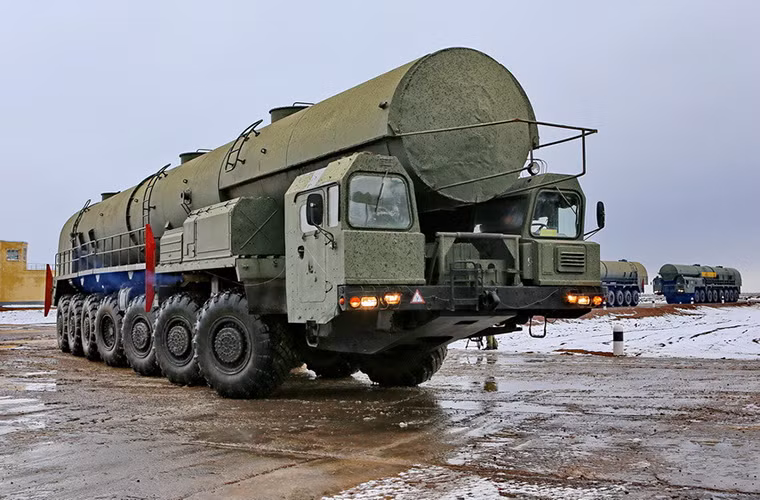 Hàng dài những chiếc MAZ-7917 trên trường huấn luyện tại Astrakhan.