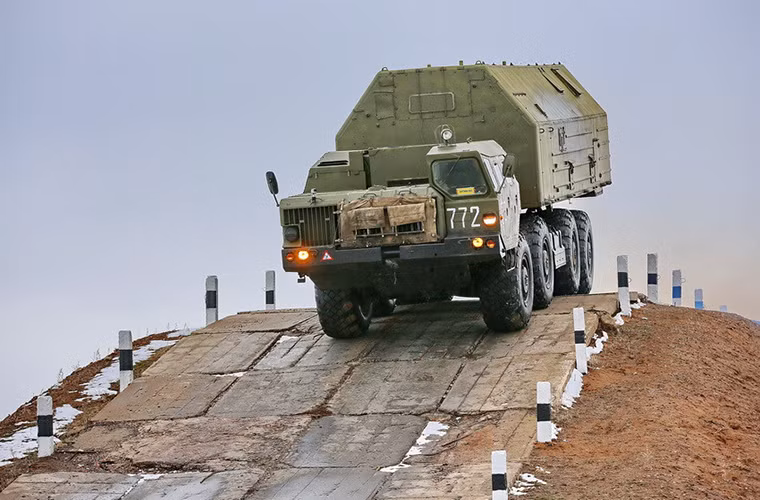 Trong khi đó, thông tin về MAZ-7310 lại khá phổ biến một phần giờ đây chúng chỉ hoạt động trong các nhiệm vụ hỗ trợ hậu cần cho các đơn vị tên lửa chiến lược. Nó có tải trọng tối đa lên tới 22 tấn được trang bị một động cơ diesel có công suất hơn 520 mã lực, tốc độ di chuyển tối đa của MAZ-7310 là hơn 59km/h.