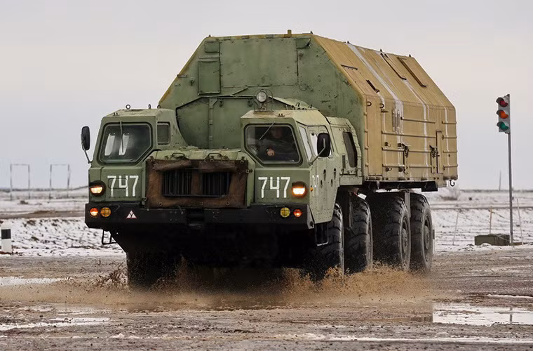 Có tuổi thọ lâu đời nhất trong các dòng khung gầm đặc chủng trên có thể kể tới MAZ-543/7310, nó gắn liền với tên tuổi của dòng tên lửa đạn đạo chiến thuật Scud huyền thoại của Liên Xô trong suốt Chiến tranh Lạnh. Trong ảnh là một chiếc MAZ-7310 với khung gầm phía sau được sửa đổi cho mục đích đào tạo.