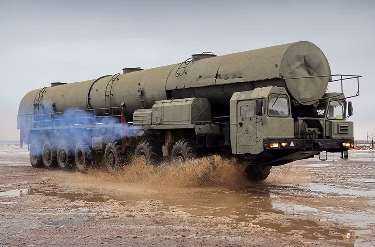 Dù chỉ là phương tiện mô phỏng nhưng những chiếc MAZ-7917 cũng có thể gây ra thiệt hại lớn nếu như nó mất kiểm soát khi đang di chuyển. Trong ảnh là một chiếc MAZ-7917 dùng cho huấn luyện với phần ống phóng tên lửa mô phỏng bị hư hại do va chạm trong lúc huấn luyện.