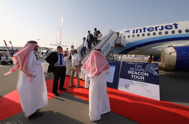  Triển lãm hàng không Dubai 2015 chính thức mở cửa cho khách tham quan vào hôm 8/11. Đây là nơi quy tụ của hơn 1.100 công ty thuộc ngành công nghiệp hàng không của hơn 60 quốc gia trên thế giới và là một trong những triển lãm hàng không lớn nhất thế giới. Trong ảnh là dòng máy bay chở khách thương mại Sukhoi Superjet 100 được giới thiệu tại triển lãm lần nay.