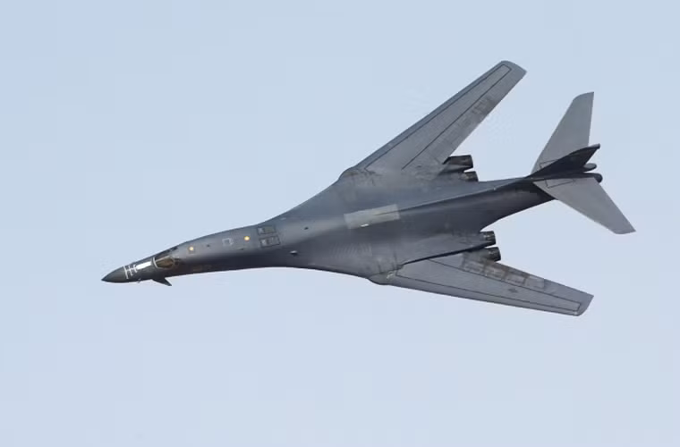 Máy bay ném bom chiến lược tầm xa B-1 Lancer của Không quân Mỹ với màn bổ nhào trên không.