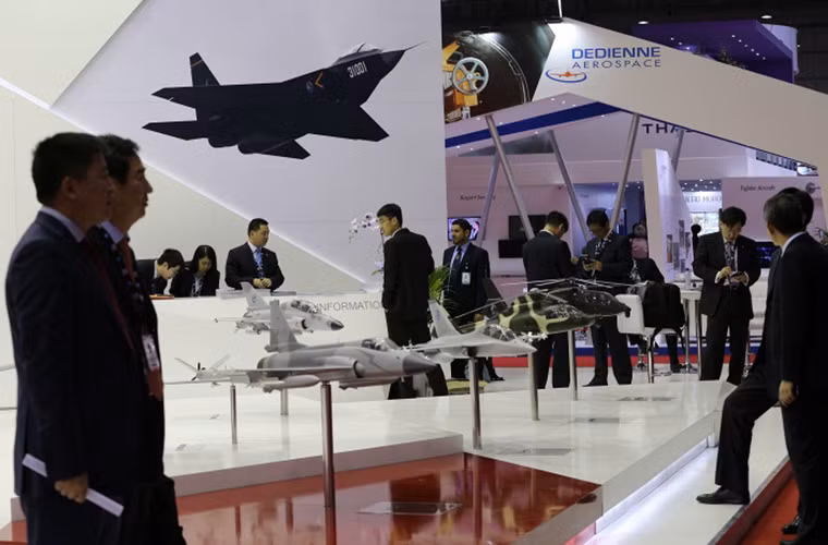 Gian hàng giới thiệu của các công ty quốc phòng của Trung Quốc với mô hình của mẫu máy bay chiến đấu tàng hình thế hệ thứ 5 Shenyang J-31.