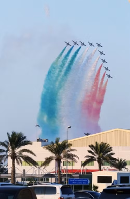 Phi đội máy bay biểu diễn Frecce Tricolori của Italia trên bầu trời Dubai.