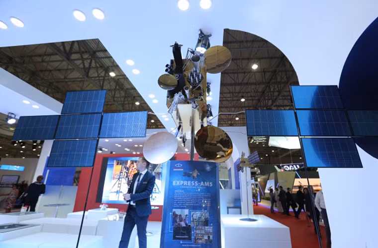 Một mẫu vệ tinh được trưng bày tại gian trưng bày của cơ quan hàng không vũ trụ Nga Roscosmos.