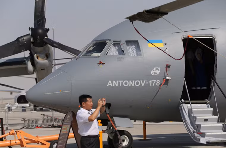 Antonov Ukraine cũng gửi đại diện đến Dubai Airshow với mẫu máy bay vận tải quân sự tầm trung An-178.