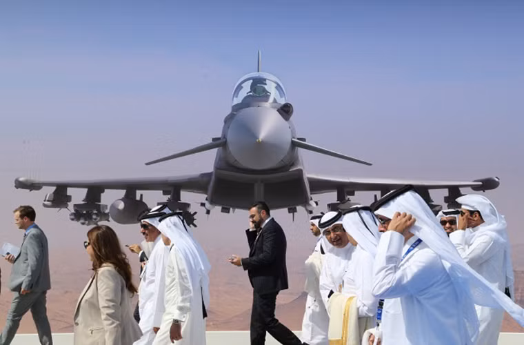 Một biển quảng cáo cỡ lớn của chiếc tiêm kích đa năng Eurofighter Typhoon tại cửa ra vào triển lãm Dubai 2015.
