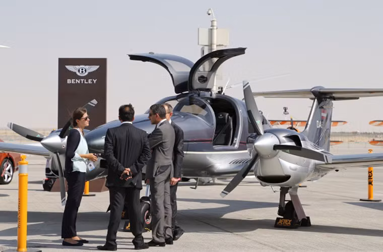 Dubai Airshow 2015 có sự góp mặt của hơn 160 máy bay các loại trong đó có cả các loại máy bay không người lái tiên tiến nhất trên thế giới. Ảnh: Một chiếc Diamond Aircraft DA62 tại khu trưng bày ngoài trời.