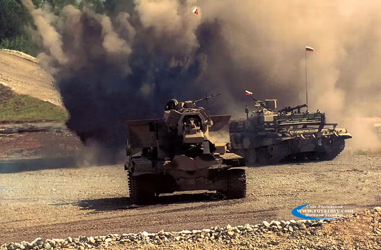 Ngoài các biện pháp phá dỡ mìn thụ động, xe phá mìn BMR-3M còn được trang bị hệ thống áp chế điện tử vô tuyến nhằm vô hiệu hóa các thiết bị nổ hay mìn được điều khiển từ xa. Trong ảnh là một chiếc BMR-3M của Quân đội Nga trong một buổi biểu diễn tại một triiển lãm quốc phòng.