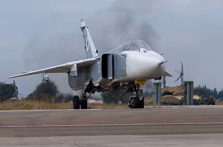Một chiếc tiêm kích bom Su-24 của Không quân Nga tại Hmeymim.