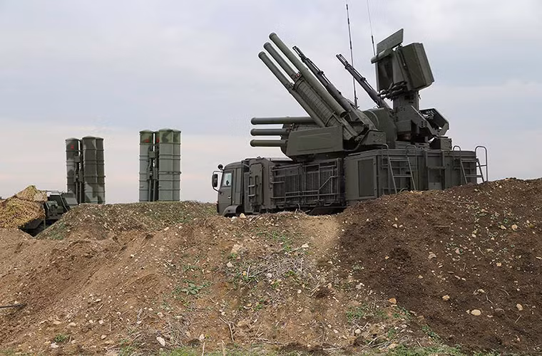Nếu S-400 được sử dụng cho mục đích phòng không tầm xa thì tổ hợp tên lửa – pháo phòng không Pantsir-S lại được sử dụng cho phòng không tầm gần và tầm trung tại căn cứ Hmeymim.