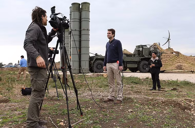 Đây không phải là lần đầu Bộ Quốc phòng Nga cho phép phóng viên vào căn cứ Hmeymim. Đây là cơ hội tốt đối với bất cứ hãng thông tấn nào muốn đưa tin trực tiếp từ căn cứ quân sự lớn nhất của Nga tại Syria. Trong ảnh, có thể dễ dàng nhận thấy các xe phóng TEL thuộc tổ hợp tên lửa phòng không tầm xa S-400 tại Hmeymim.