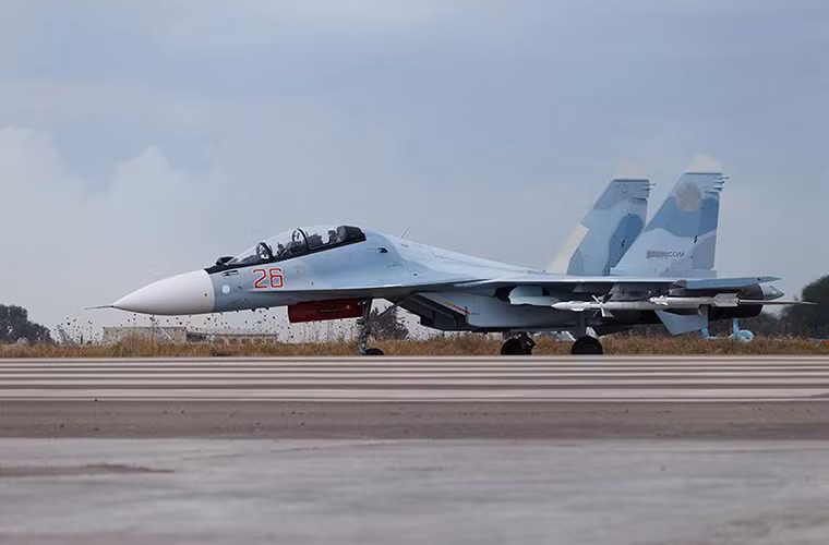 Một chiếc tiêm kích đa năng Su-30SM với các tên lửa không đối không thực hiện nhiệm vụ bảo vệ các máy bay ném bom Nga trong các đợt không kích.