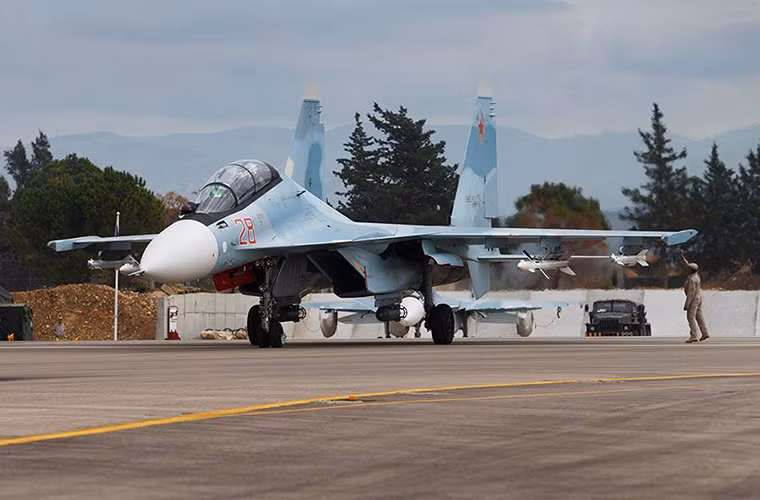 Ngoài Su-30SM, hiện tại Không quân Nga còn điều động thêm những chiếc tiêm kích Su-27SM đến bảo vệ các phi đội máy bay ném bom ở Syria và thậm chí Su-34 cũng được phép mang theo tên lửa không đối không khi tiến hành các đợt không kích.
