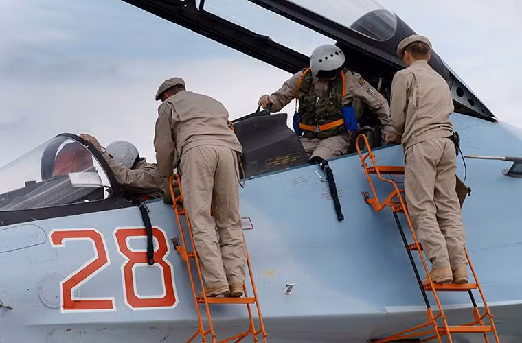 Hai phi công của một chiếc Su-30SM chuẩn bị sẵn sàng cho một đợt xuất kích mới.