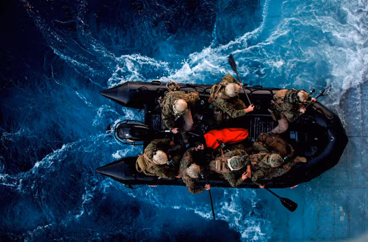 Hình một đơn vị Lính thủy Đánh bộ Mỹ thuộc đơn vị viễn chính số 15 tham gia huấn luyện trên tàu đổ bộ USS Essex (LHD 2) ngoài khơi bờ biển San Diego diễn ra vào đầu năm nay.