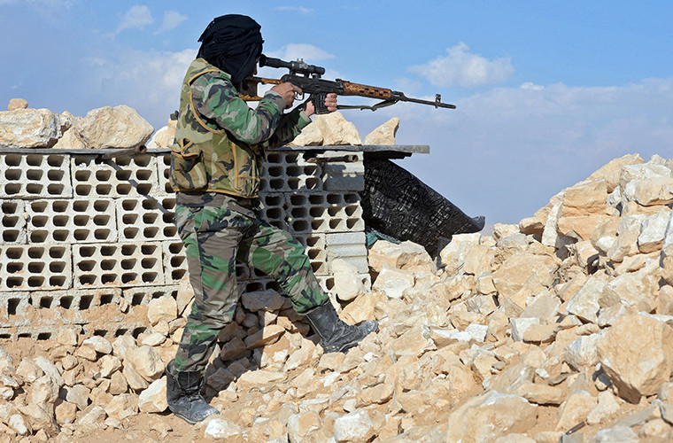 Cuối cùng là sung bắn tỉa Dragunov SVD. Tất nhiên nguồn gốc của dòng súng bắn tỉa này của IS đa phần đều như các loại súng phía trên. Tuy nhiên IS cũng có nguồn cung vũ khí của riêng mình nhất là khi tổ chức này thu lợi bất chính hàng tỷ USD từ việc bán dầu lậu cho một số quốc gia ở Trung Đông.