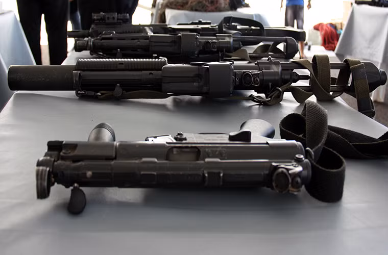 Một trong những mẫu súng yêu thích khác của IS là dòng súng tiểu liên Heckler &amp; Koch MP5 do Đức sản xuất cũng như các phiên bản sao chép của nó. MP5 phổ biến tới mức bạn có thể dễ dàng mua nó tại bất cứ chợ vũ khí nào ở Trung Đông với nhiều mức giá khác nhau, nhỏ gọn dễ sử dụng chính là yếu tố khiến MP5 được các tay súng IS thích sử dụng mẫu súng này.