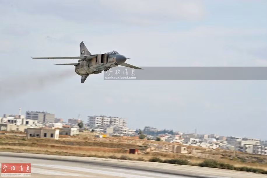 Không những thế những phi công Syria “cầm cương” MiG-21 còn tiết lộ rằng, máy bay bay cao không kém gì các máy bay mà Mỹ cử tới để chống IS. Ảnh: Máy bay tiêm kích đánh chặn MiG-23 cũng được dùng để không kích.