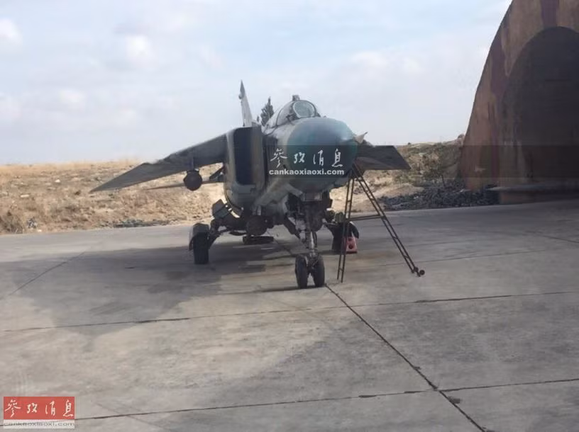 Máy bay tiêm kích đánh chặn MiG-23 đã có tuổi đời hơn 30 năm phục vụ được sử dụng để mang bom không kích IS.