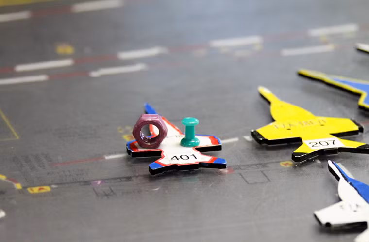 Mỗi chiếc máy bay đang hoạt động trên boong tàu đều được đánh số với các mô hình trong phòng điều hành bay.