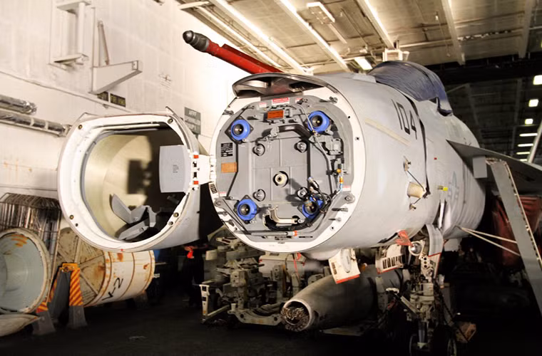 Một chiếc F/A-18E/F đang trong quá trình bảo dưỡng với phần radar đã được tháo ra khỏi mũi máy bay.