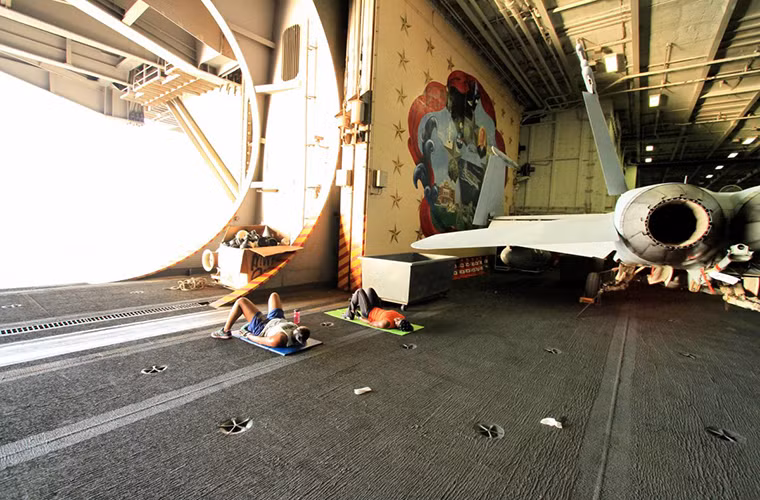 Khoang chứa máy bay còn được các thủy thủ trên tàu sử dụng như là nơi tập thể dục sau khi kết thúc ca trực của mình.