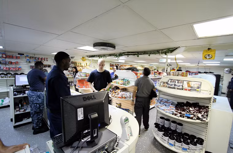 Trên các tàu sân bay nguyên tử của Mỹ thủy thủ đoàn được đáp ứng đầy đủ các yêu cầu cơ bản nhất, như mua sắm, rạp chiếu phim, thư viện và nhiều tiện ích khác.