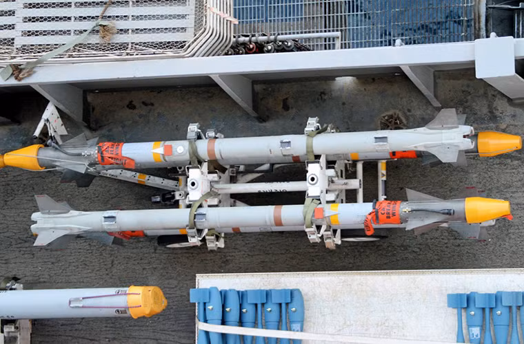 Bên cạnh chúng là các tên lửa không đối không tầm ngắn AIM-9 Sidewinder.