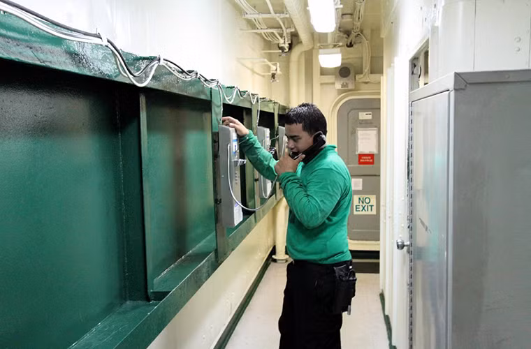 Trên các tàu sân bay của Hải quân Mỹ thành viên thủy thủ đoàn cũng được phép điện thoại cho người thân của mình tất nhiên là trong những quy định nghiêm ngặt.