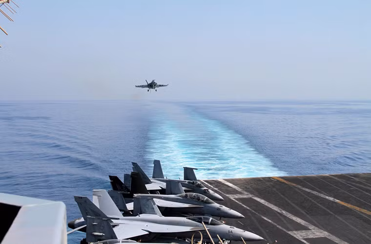 Tàu sân bay nguyên tử lớp Nimitz và những chiếc F/A-18E/F luôn được xem là cánh tay vươn dài của Hải quân Mỹ khi chúng có thể được triển khai ở bất kỳ nơi đâu, chính điều này đã tạo nên sức mạnh trên biển của Mỹ trong suốt Chiến tranh Lạnh.